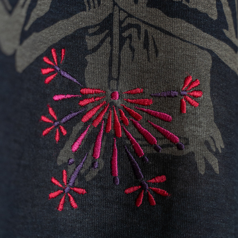 線香花火を持つ阿修羅 半袖Tシャツ