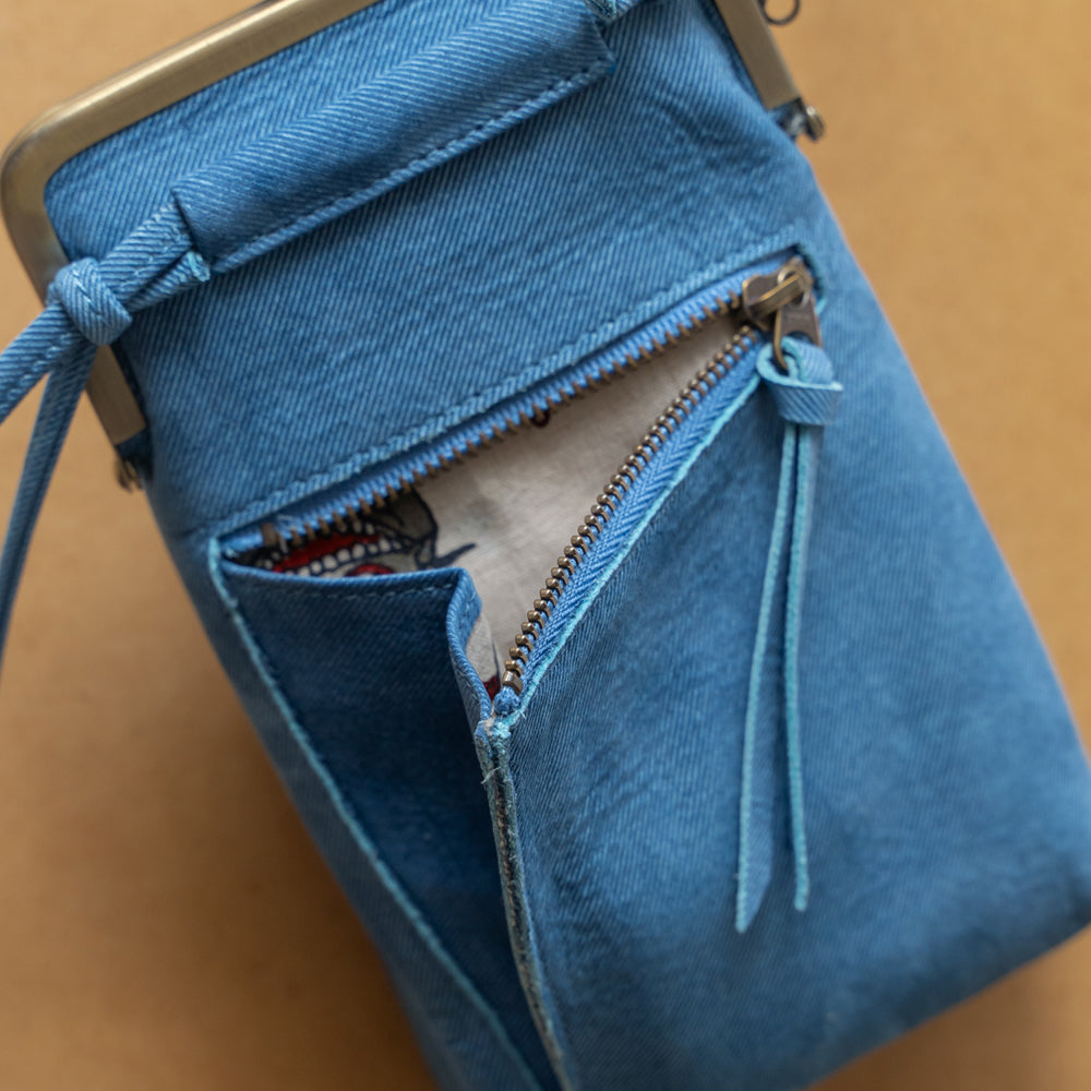 Indigo dyed cowhide clasp pochette (skeleton)
