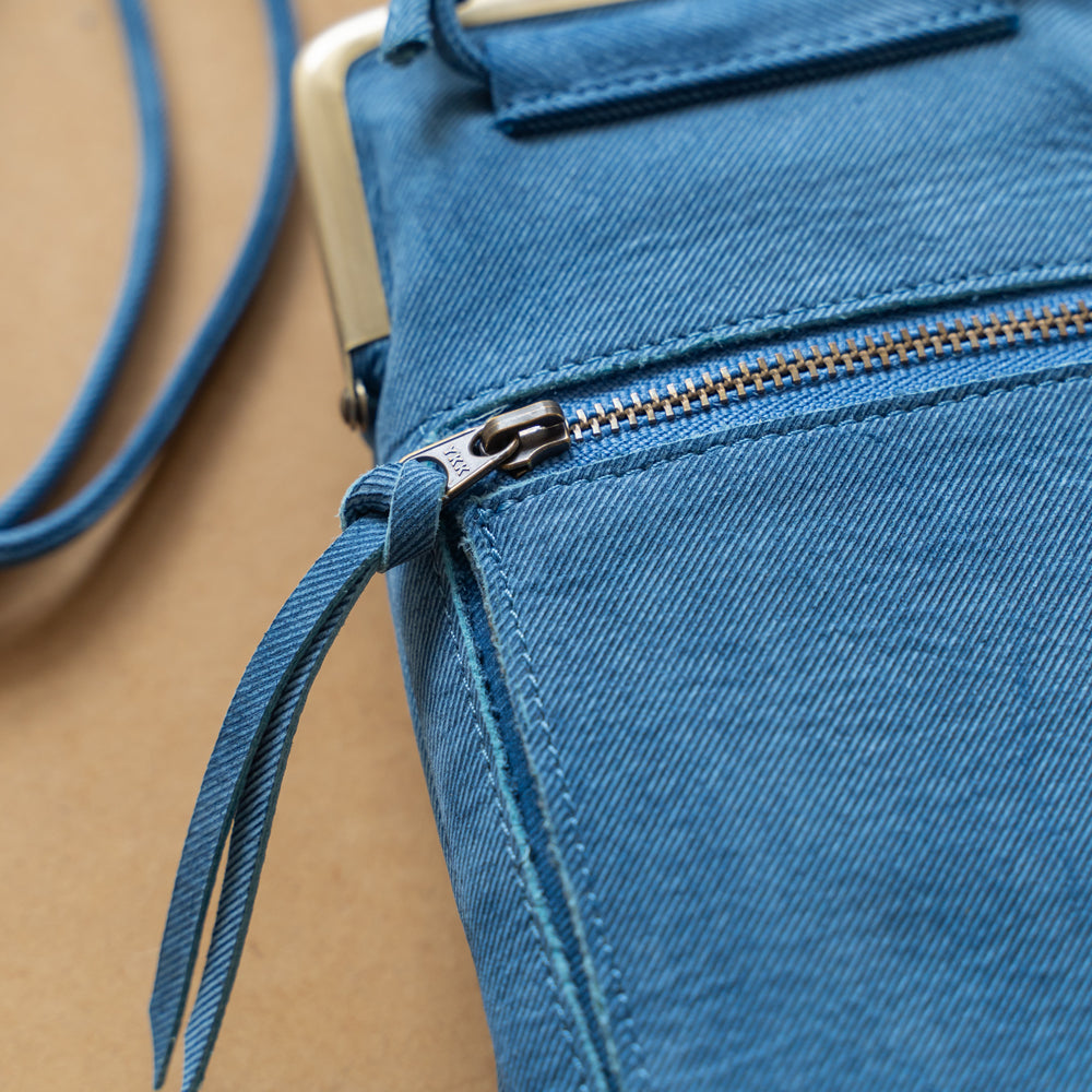 Indigo dyed cowhide clasp pochette (skeleton)