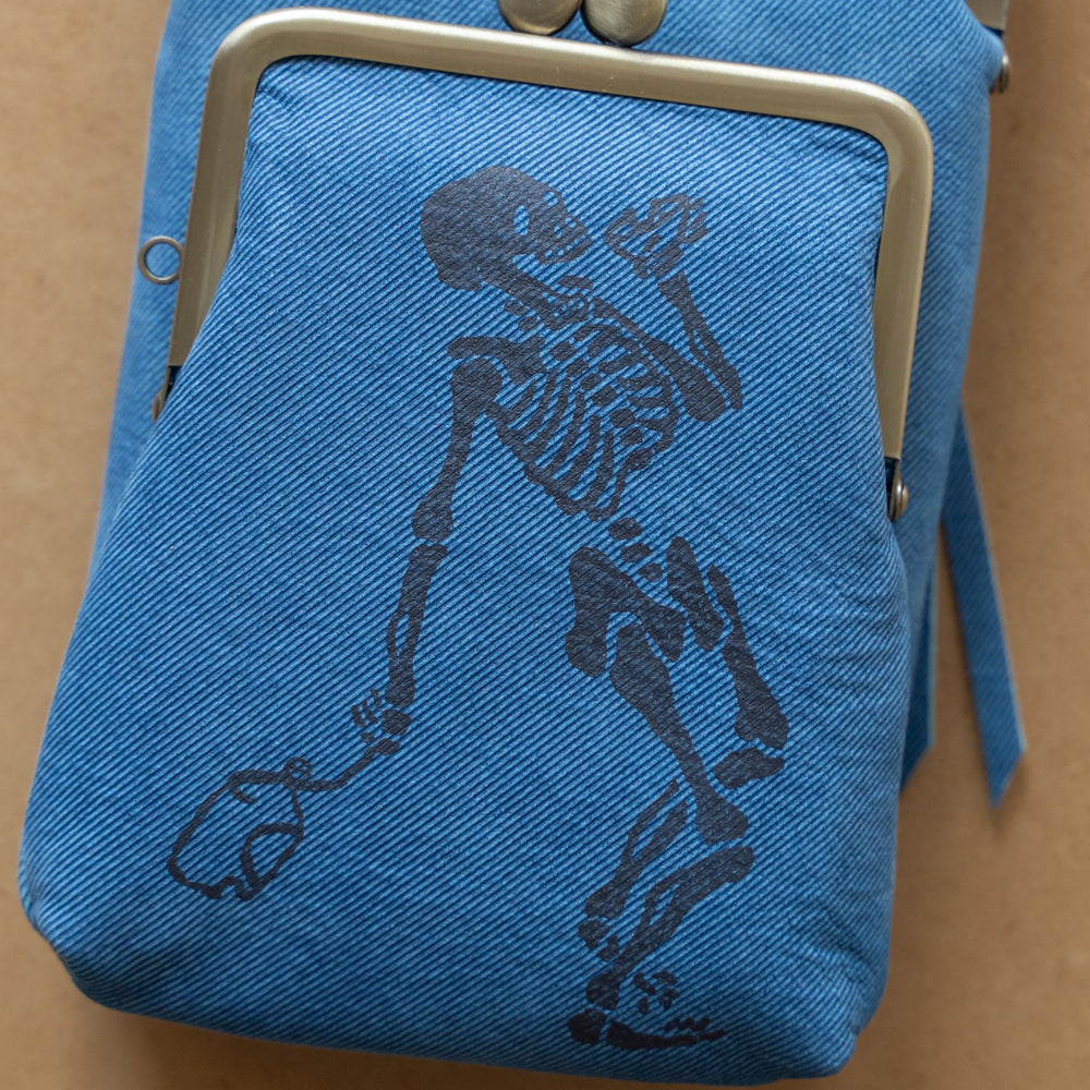 Indigo dyed cowhide clasp pochette (skeleton)