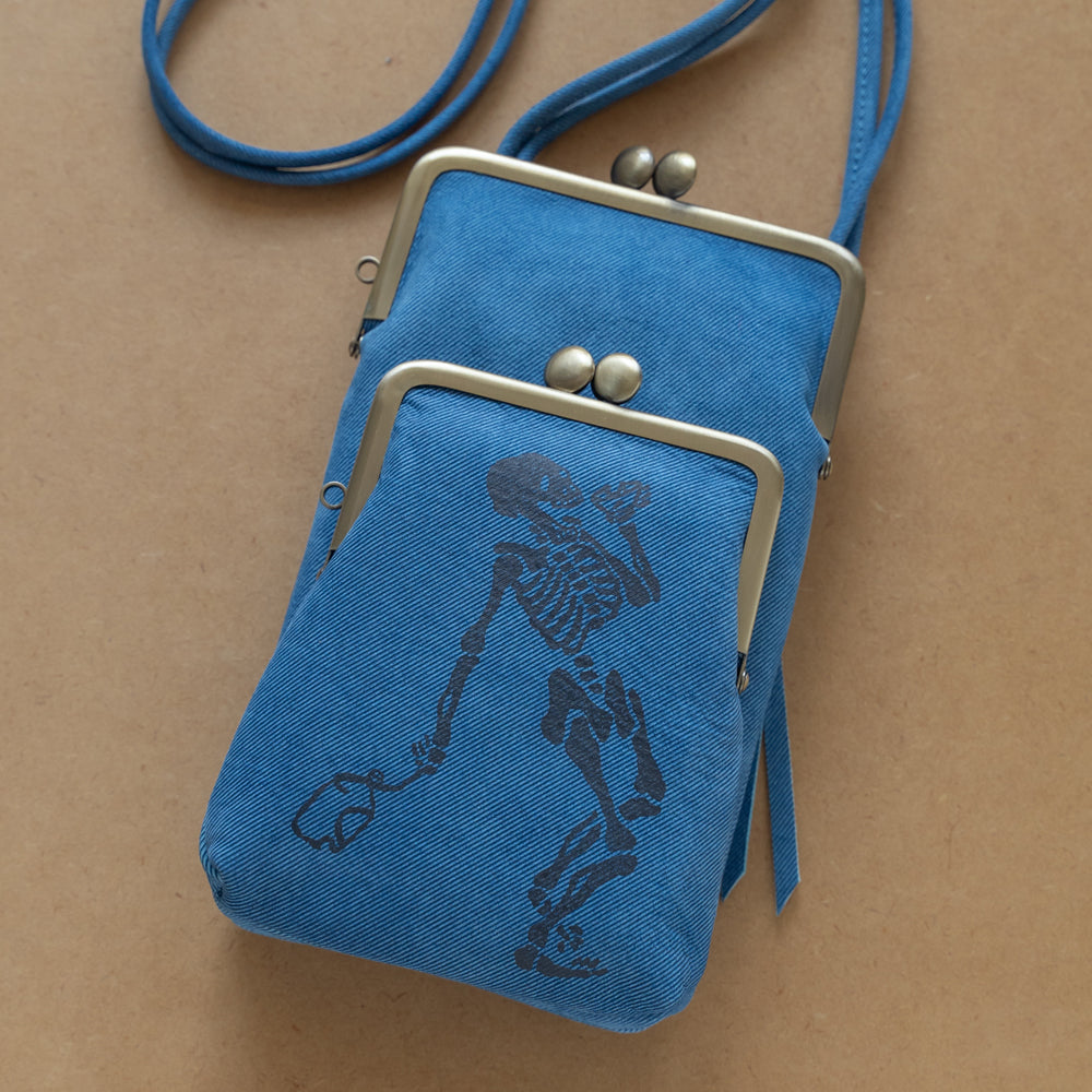 Indigo dyed cowhide clasp pochette (skeleton)