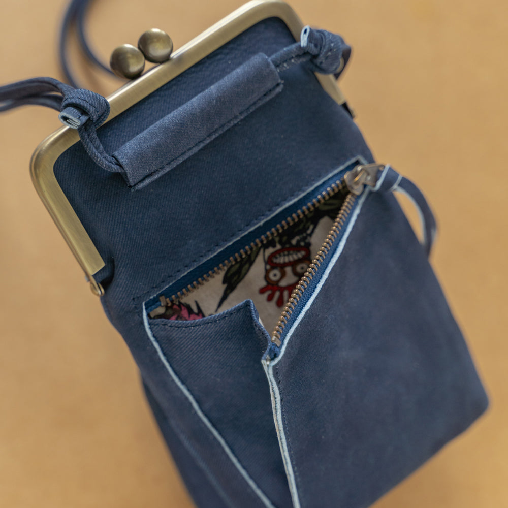 Indigo dyed cowhide clasp pochette (skeleton)