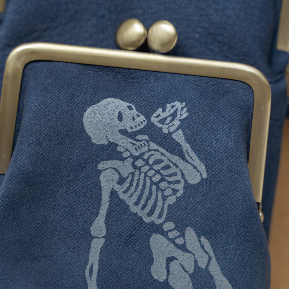 Indigo dyed cowhide clasp pochette (skeleton)