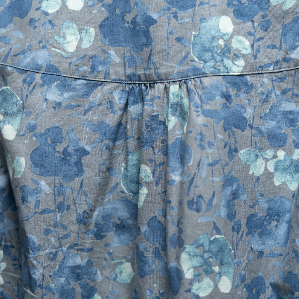 花畑をただよう兎   ブラウス　