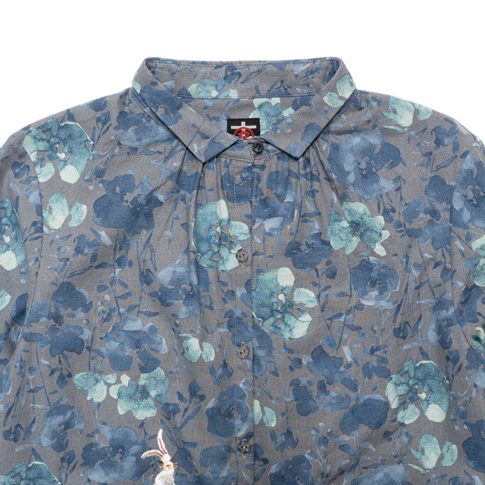 花畑をただよう兎   ブラウス　