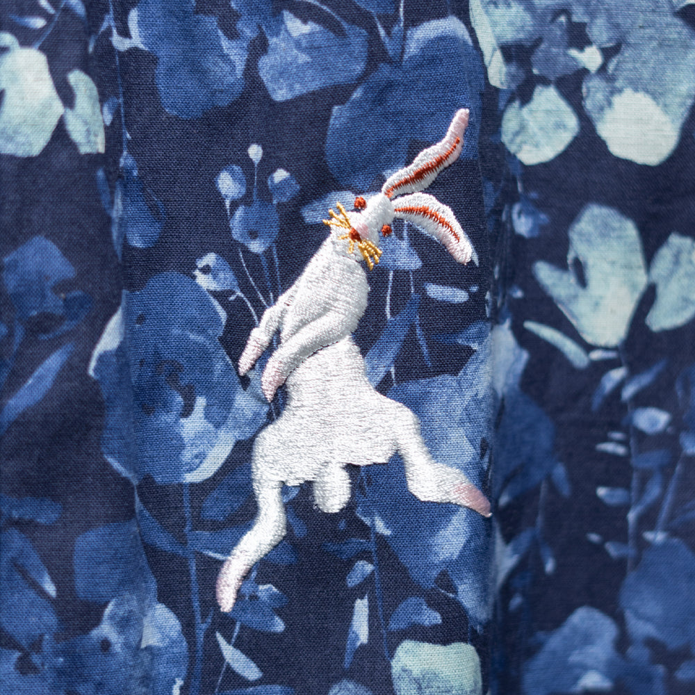 花畑をただよう兎   ブラウス　