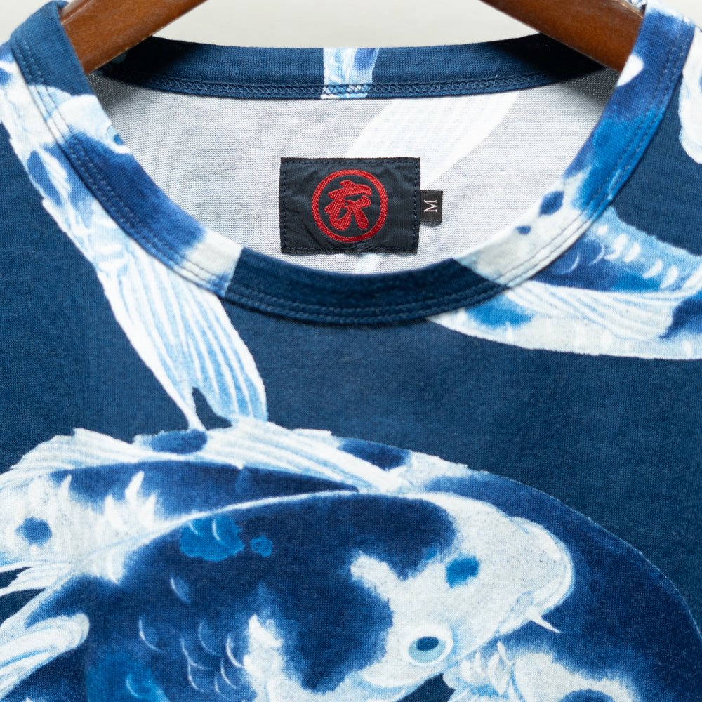 青い鯉 総柄Tシャツ