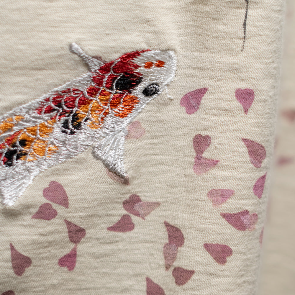 水面と桜錦鯉 Tシャツ