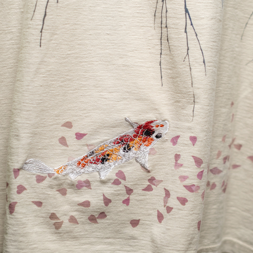 水面と桜錦鯉 Tシャツ