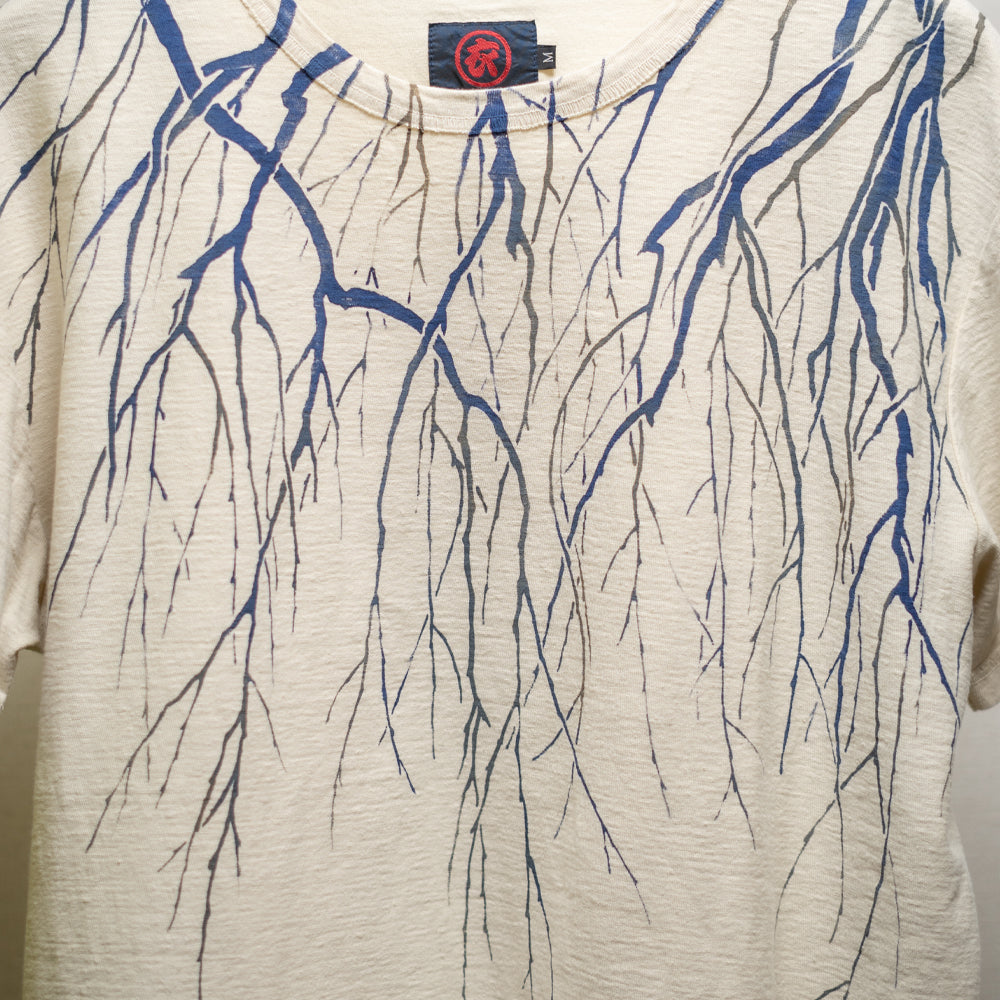 水面と桜錦鯉 Tシャツ