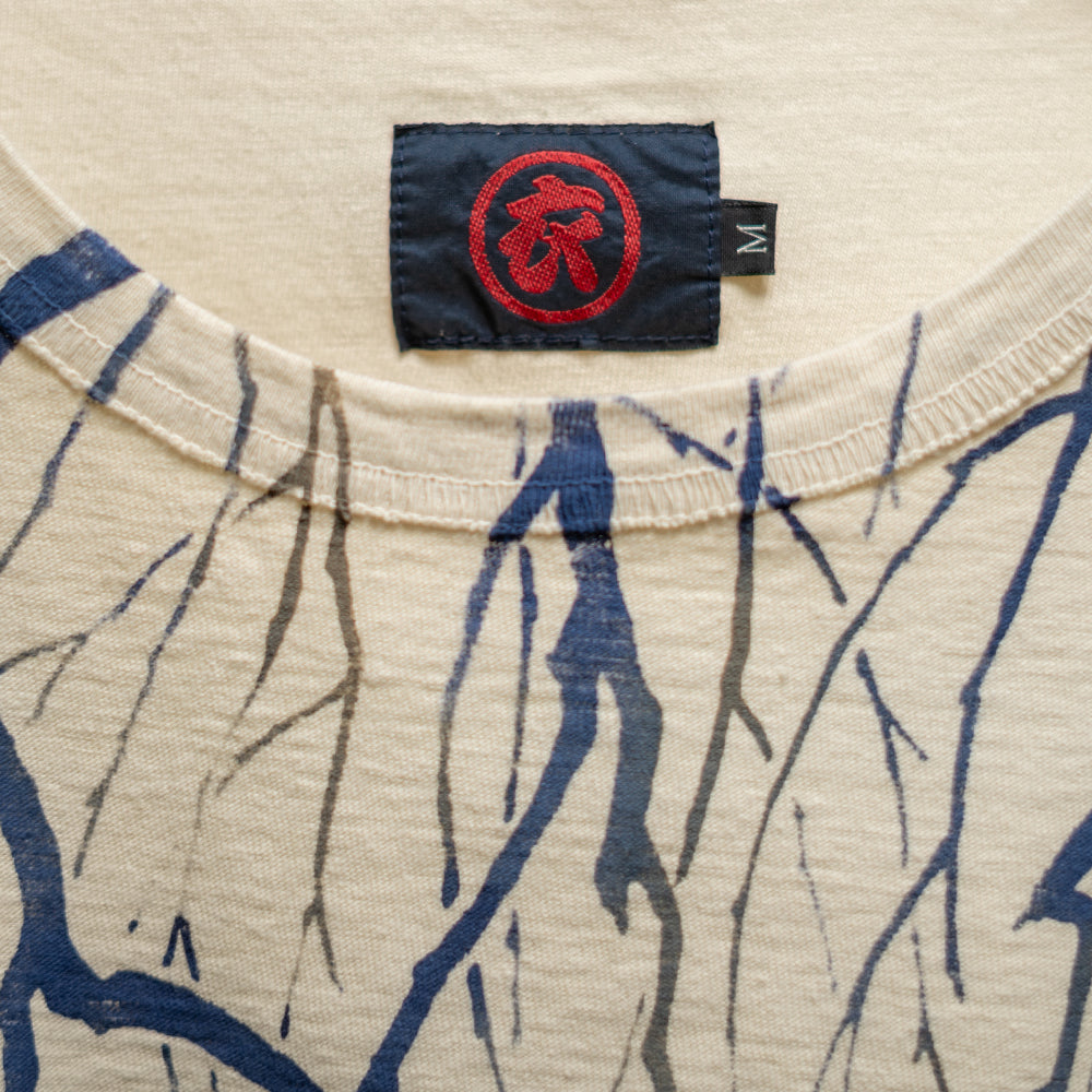 水面と桜錦鯉 Tシャツ