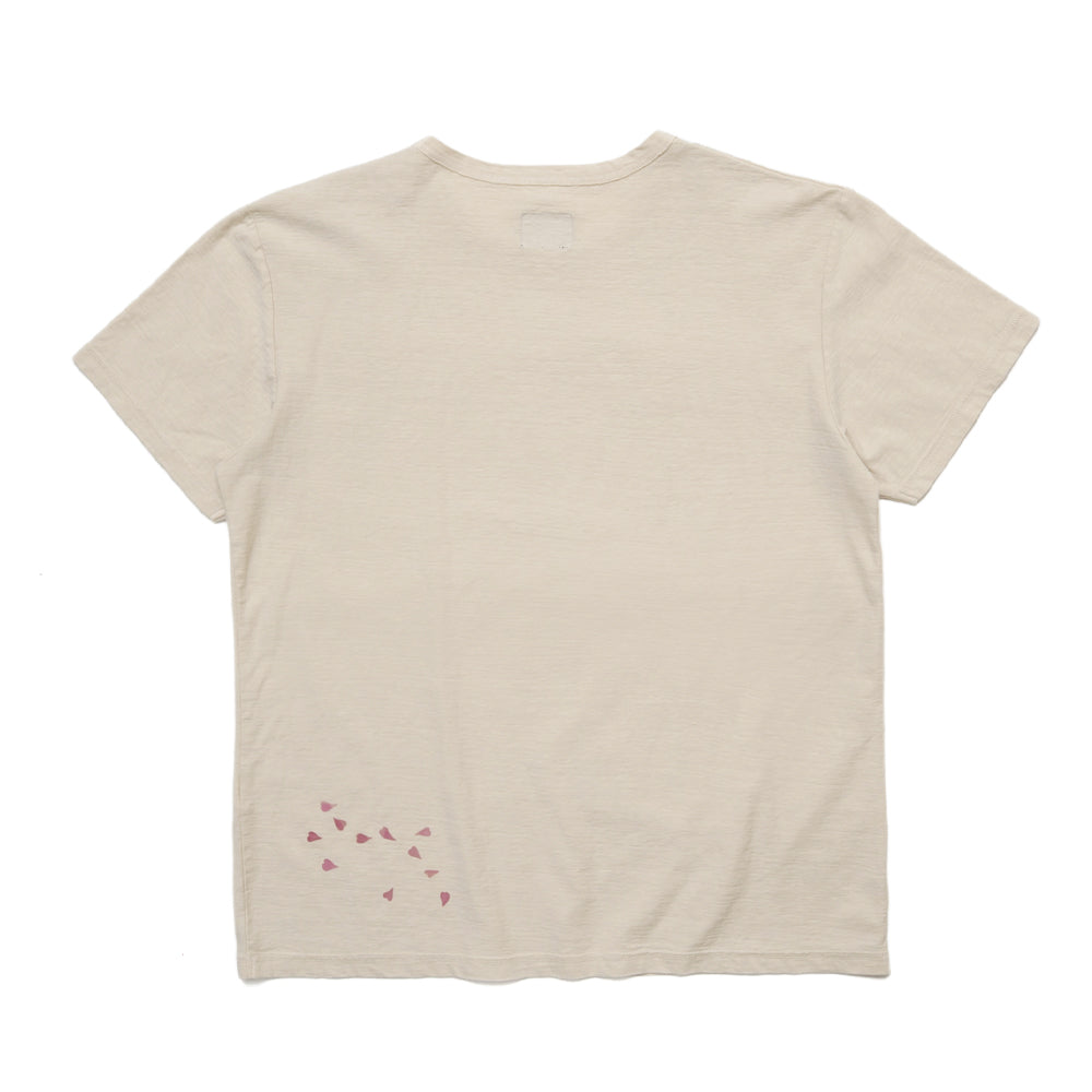 水面と桜錦鯉 Tシャツ