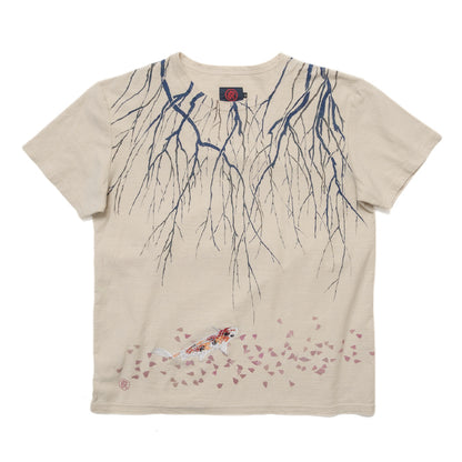 水面と桜錦鯉 Tシャツ