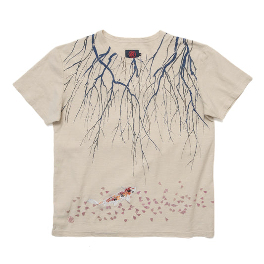 水面と桜錦鯉 Tシャツ