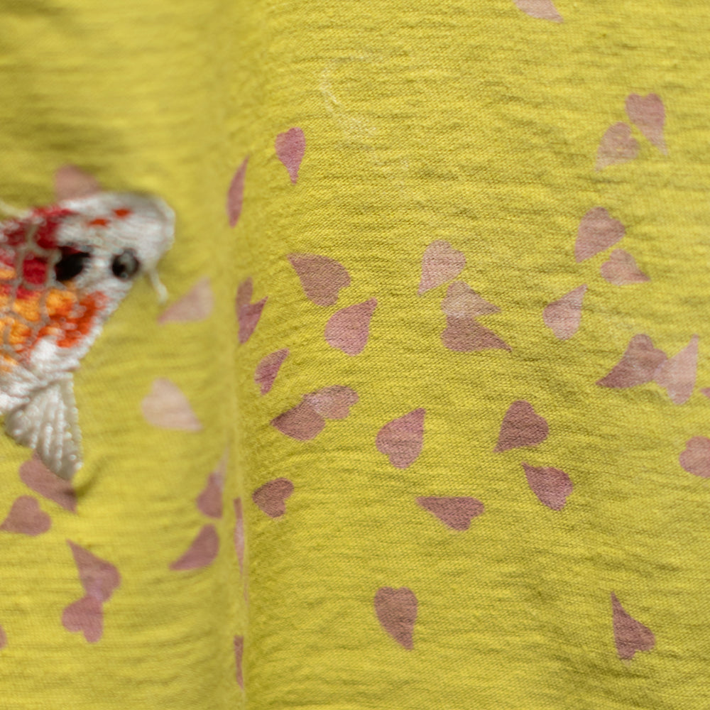 水面と桜錦鯉 Tシャツ