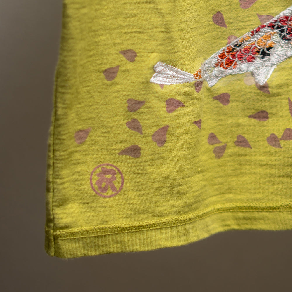 水面と桜錦鯉 Tシャツ