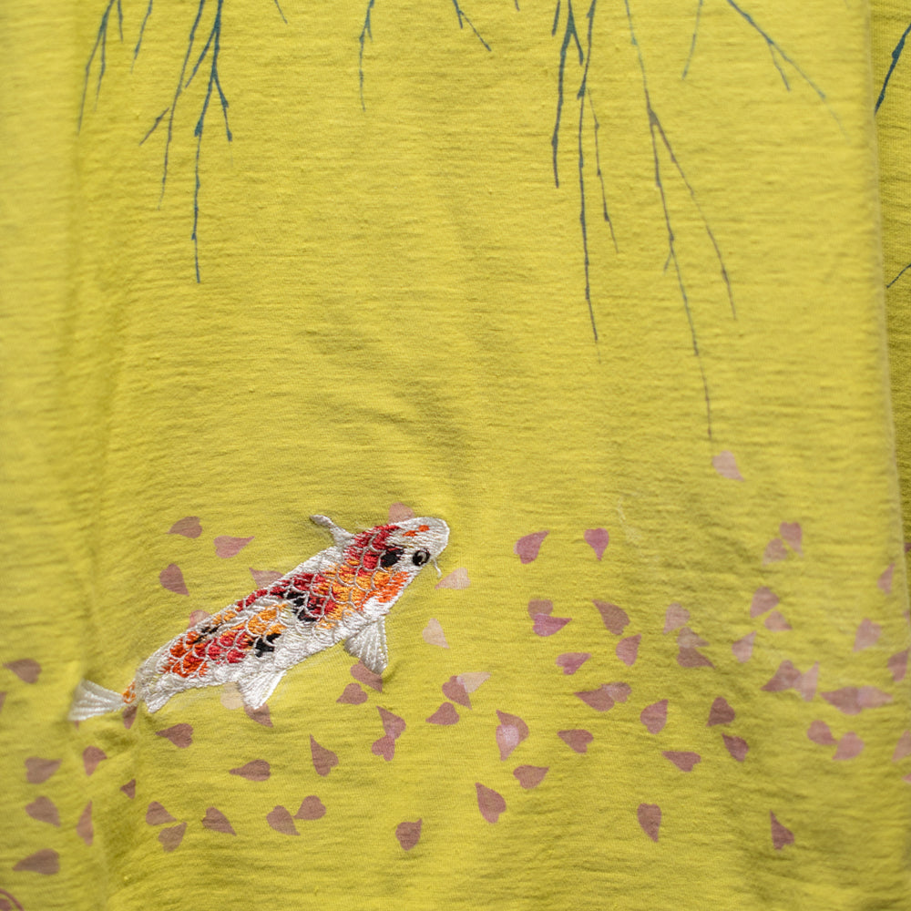 水面と桜錦鯉 Tシャツ