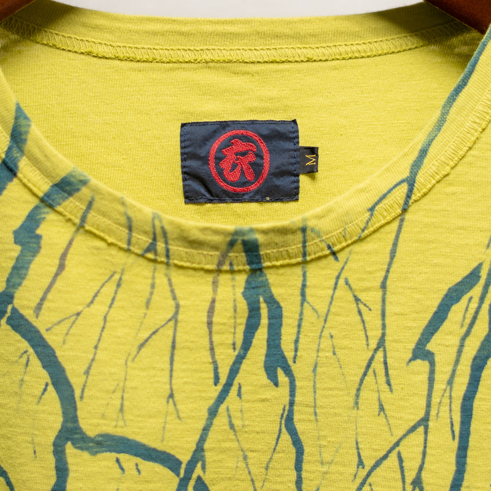 水面と桜錦鯉 Tシャツ