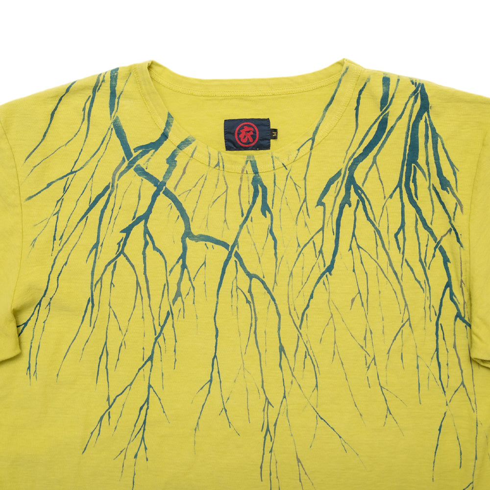 水面と桜錦鯉 Tシャツ