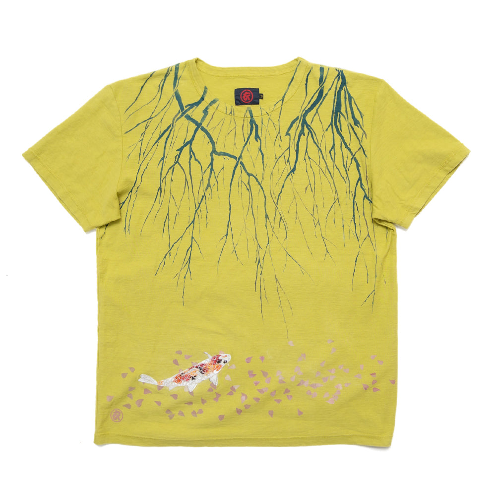 水面と桜錦鯉 Tシャツ